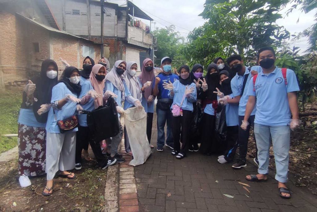 Mahasiswa IBU berbaur dengan masyarakat turut membersihkan sampah. (rhd) - Ratusan Warga Bhumi Arema GASS Bersihkan Sungai Bareng - IBU Malang libatkan puluhan mahasiswa