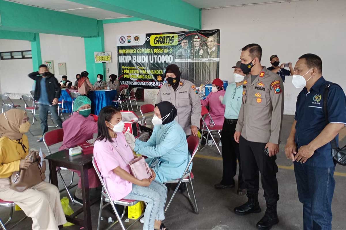 Meninjau pelaksanaan vaksinasi di IKIP Budi Utomo (IBU) Malang. (rhd) - PWI Malang Raya, Polresta Makota dan IBU Malang Sukseskan Herd Immunity dengan Vaksinasi Dosis II