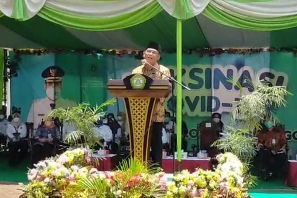 Menko PMK Muhadjir Effendy memberikan wejangan untuk para santri. (ist) - Menko PMK Muhadjir Effendy Tinjau Vaksinasi 2.000 Santri