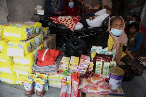Mensos Tri Rismaharini mengunjungi dan memberikan bantuan pada kakak beradik penderita mikrosefalus di Jember. (ist) - Mensos Tri Rismaharini Sambangi Kakak Beradik Penderita Mikrosefalus di Jember