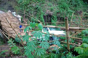 Mobil pick up yang dikemudikan Oky nyaris masuk sungai lantaran mengikuti google maps - Diperdaya Google Maps, Pikap Nyaris Terperosok ke Sungai