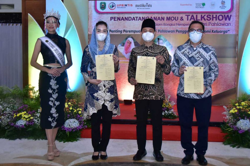 Nota kerjasama ini di tandatangani dalam kegiatan memperingati Hari Pahlawan Nasional di Pendopo Manggala Praja Nugraha, Selasa (9/11/2021) - Novita Hardini Berkolaborasi Masifkan Pergerakan UMKM - MoU dengan Mustika Ratu