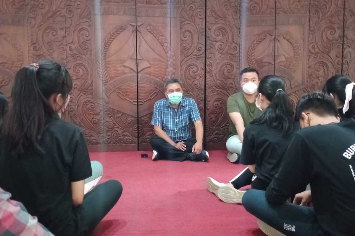 Owner NK Cafe, R Djoni Sudjatmoko, memotivasi 16 finalis Duta Wisata Joko-Roro Kabupaten Malang 2021. (ist) - Owner NK Cafe Motivasi Duta Wisata Joko-Roro, Kampanyekan 'Beli Indonesia Kita Kaya'