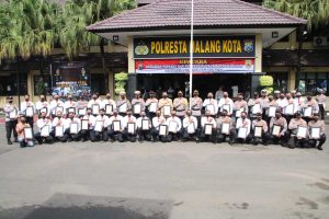 Para anggota Polri dan PNS Polresta Makota yang menerima penghargaan dan kenaikan pangkat. (ist) - Polresta Makota Gelar Upacara Kenaikan Pangkat dan Apresiasi Anggota Berprestasi