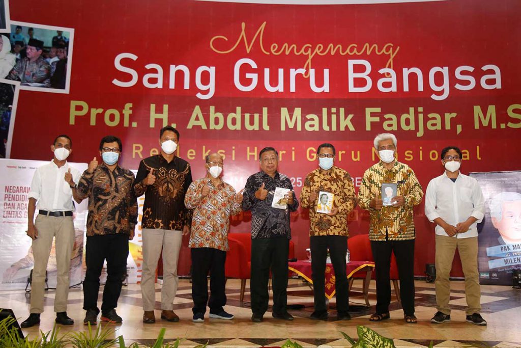 Para kerabat, saksi hidup Malik Fadjar bersama dengan para pejabat UMM. (ist) - UMM Launching 3 Buku 'Sang Guru Bangsa' Abdul Malik Fadjar