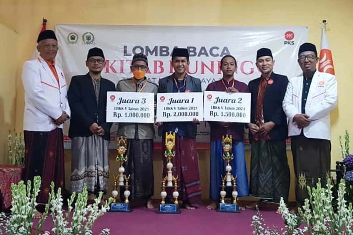 Para pemenang Lomba Baca Kitab Kuning bersama para petinggi PKS di Malang Raya. (ist) - PKS Malang Raya Helat Lomba Baca Kitab Kuning Hybrid