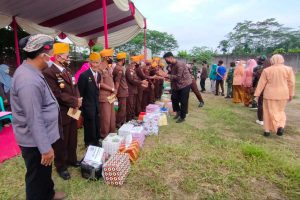 Para siswa memberikan baksos kepada para Legiun Veteran Republik Indonesia di SMK PGRI 05 Kencong Jember. (ist) - SMK PGRI 05 Kencong Baksos dan Teatrikal Teladani Pahlawan