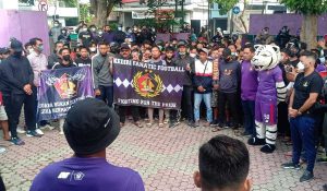 Para suporter saat berada di Mess Persik Kediri, usai mengiringi pemberangkatan penggawa Persik Kediri di Yogyakarta, Rabu (17/11/2021) - Suporter Ingin Persik Menang Lawan Arema