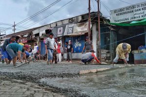 Pedagang gotong royong mengecor dengan dana swadaya. (jaz) - Akses Rusak, Paguyuban Pedagang Pasar Blimbing Swadaya Mengecor Jalan