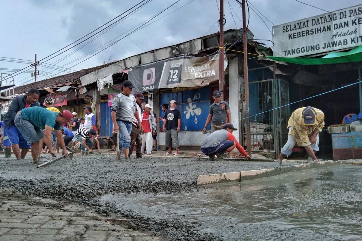 Pedagang gotong royong mengecor dengan dana swadaya. (jaz) - Akses Rusak, Paguyuban Pedagang Pasar Blimbing Swadaya Mengecor Jalan