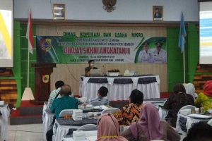 Pelaksanaan Diklat Standar Kompetensi Kerja Nasional Indonesia (SKKNI) di di Aula Diskop dan Usaha Mikro Kabupaten Jember. (ist) - Diskop Kabupaten Jember Gelar Diklat SKKNI Bagi Pengelola Koperasi