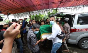 Pemakaman Vanessa Angel dan suami. (ist) - Vanessa Angel dan Suami Dimakamkan Satu Liang Lahat