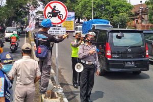 Pemasangan plakat rambu-rambu keterangan R2 boleh melintas di jam tertentu. (jaz) - R2 Boleh Lewat Flyover Arjosari di Jam Tertentu