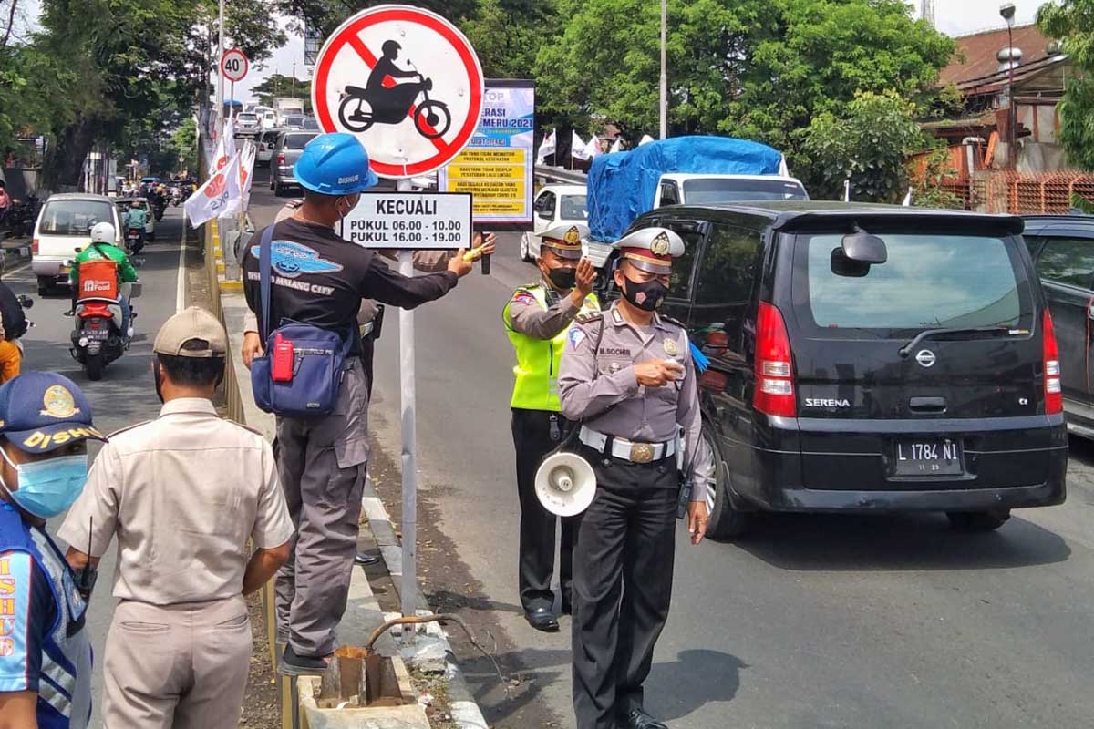 Pemasangan plakat rambu-rambu keterangan R2 boleh melintas di jam tertentu. (jaz) - R2 Boleh Lewat Flyover Arjosari di Jam Tertentu