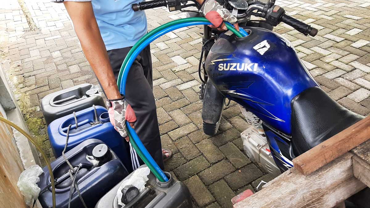 Pembeli BBM jenis pertalite yang dijual lagi di SPBU Karangdoro. (Foto: Kuryanto, Memo-X) - SPBU Blokagung Diduga Membantu Penimbunan BBM Jenis Pertalite Secara Ilegal