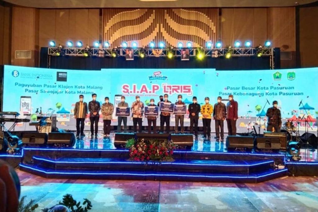 Pemberian bantuan kepada Paguyuban Pasar Klojen dan Sawojajar. (ist) - Sutiaji Sebut Pembayaran Lewat QRIS Bantu Pertumbuhan Ekonomi