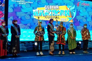 Pemberian hadiah kepada pemenang lomba Gebyar Hari Ikan. (jaz) - Dispangtan Dampingi Pembudidaya Kampanyekan Gemar Makan Ikan