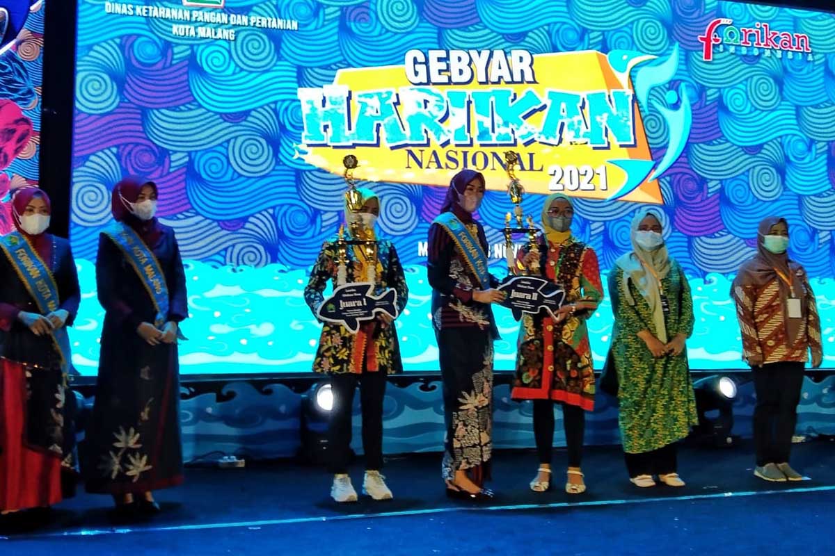 Pemberian hadiah kepada pemenang lomba Gebyar Hari Ikan. (jaz) - Dispangtan Dampingi Pembudidaya Kampanyekan Gemar Makan Ikan