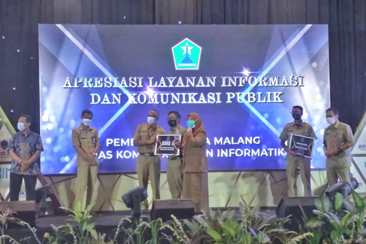 Pemberian penghargaan kepada salah satu pemenang dalam Apresiasi Layanan Informasi dan Komunikasi Publik. (ist) - Diskominfo Apresiasi Inovasi Hingga Pelayanan Publik Terbaik dalam APIK, AIKID dan KIM