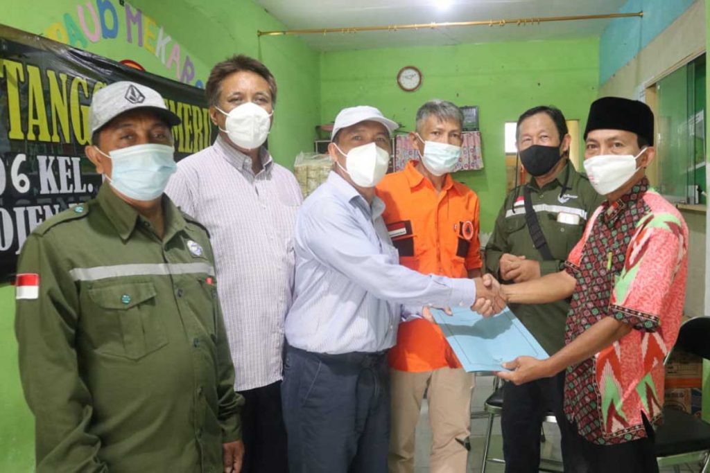 Pemberian perencanaan dan desain bangunan untuk pembangunan rumah warga yang rusak berat. (ist) - JTS Polinema Serahkan Bantuan Banjir di Kampung Putih
