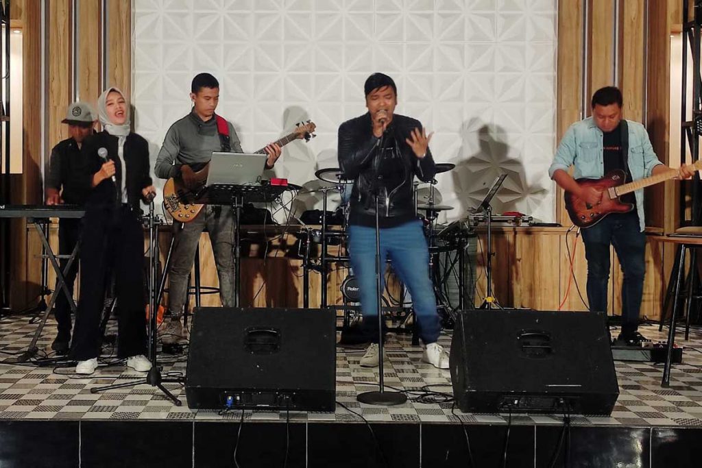 Penampilan Rendy Laks, membawakan lagu 'Abu'. (rhd) - Pengalaman Pribadi, Rendy Laks Luncurkan Single 'Abu'