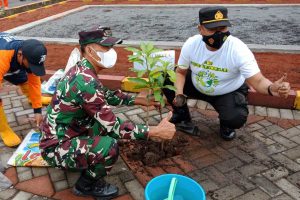 Penanaman pohon di UPT RSBN Sukun. (ist) - Wawali Ajak Kodim 0833 dan Forkopimcam Sukun Tanam Pohon