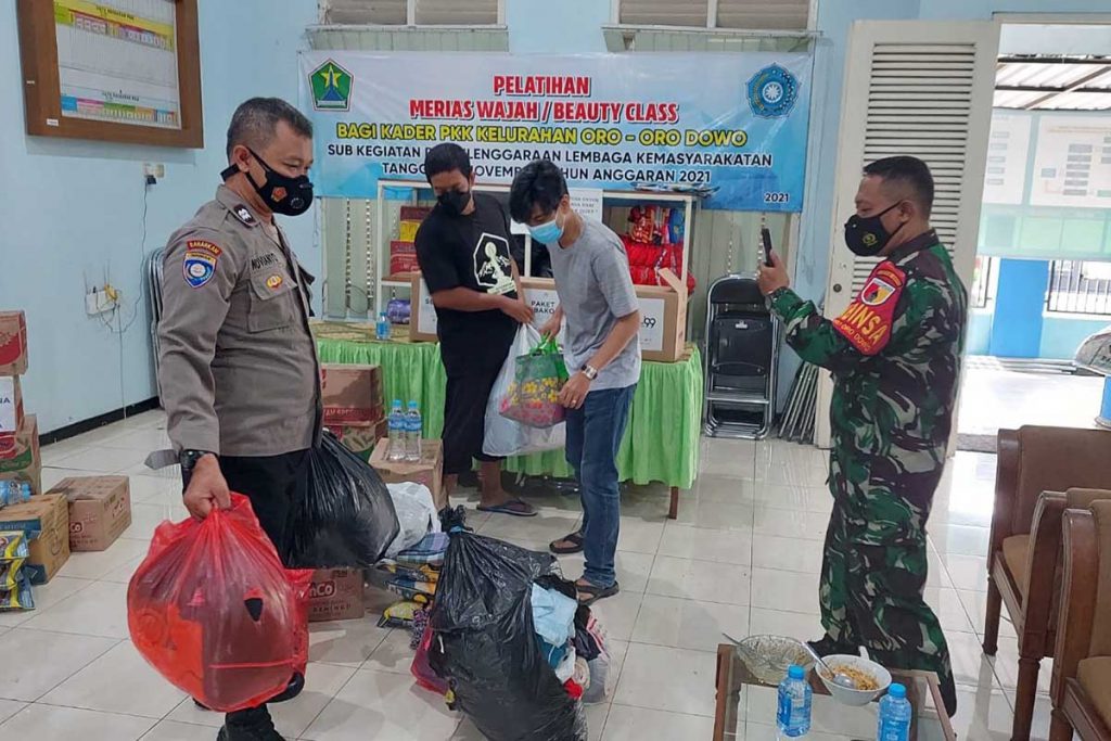 Pendistribusian bantuan kepada warga terdampak. (ist) - Pasca Banjir, Elemen Masyarakat dan Forkopimda Bersihkan Sampah hingga Salurkan Bantuan