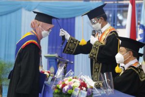 Pengukuhan wisudawati terbaik oleh Direktur Polinema. (ist) - Direktur Polinema Kukuhkan 1.226 Wisudawan dalam Wisuda ke-54 Gelombang II