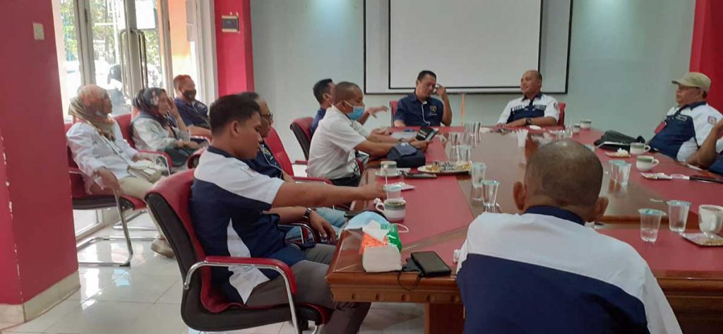 Pengurus PWI Malang Raya berdiskusi ringan dengan Pengurus PWI Murung Raya. (rhd) - PWI Murung Raya 'Ngangsu Ilmu' ke PWI Malang Raya