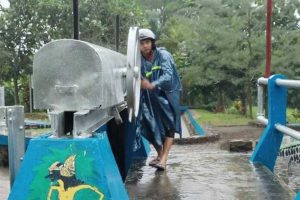 Penjaga pintu air berjuang dengan keras untuk mengendalikan debit air yang naik, agar tidak terjadi banjir. (dok) - Masuki Musim Penghujan, DPU Pengairan Banyuwangi Siagakan Penjaga Pintu Air 24 Jam
