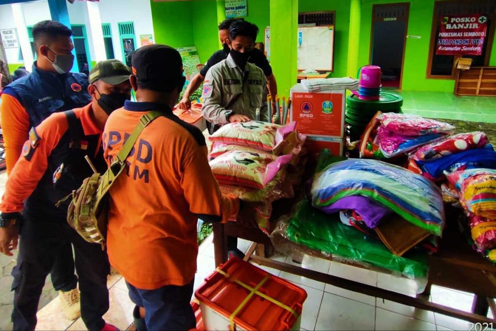 Penyaluran logistik untuk korban banjir. (ist) - Wabup Jember Gerak Cepat Tinjau Lokasi Banjir Semboro