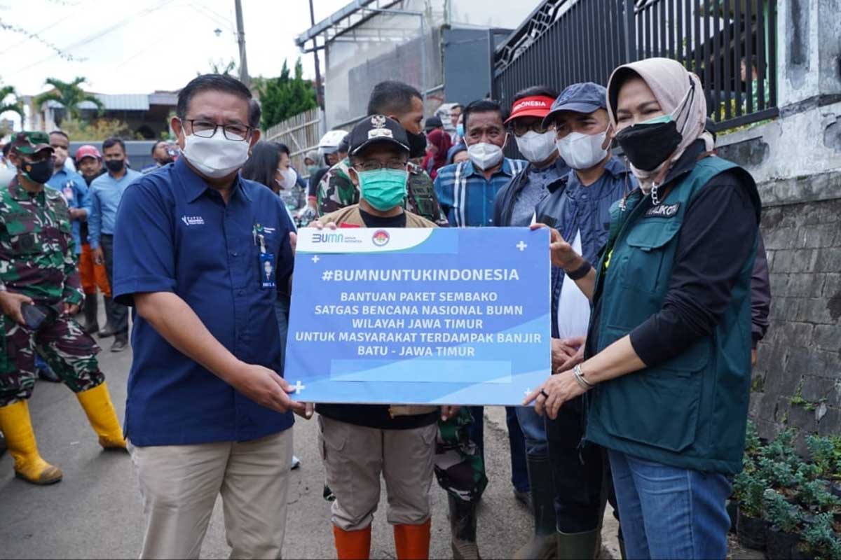 Penyerahan bantuan sembako untuk Kota Batu dan diterima Walikota Batu Dewanti Rumpoko. (ist) - Petrokimia Gresik-Satgas Bencana Nasional BUMN Jatim Bantu Korban Banjir Bandang - Bagikan 1.200 Paket Sembako ke Kota Batu dan Kota Malang