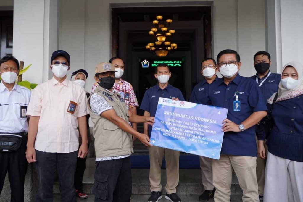 Penyerahan bantuan sembako untuk Kota Malang dan diterima Kepala BPBD Kota Malang. (ist) - Petrokimia Gresik-Satgas Bencana Nasional BUMN Jatim Bantu Korban Banjir Bandang - Bagikan 1.200 Paket Sembako ke Kota Batu dan Kota Malang