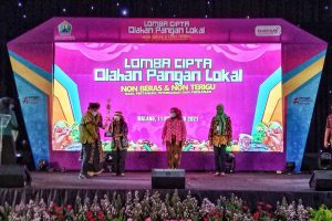 Penyerahan pemenang lomba kepada kelurahan terpilih. (jaz) - Dorong Ketahanan Pangan, Dispangtan Helat Lomba Cipta Olahan Pangan