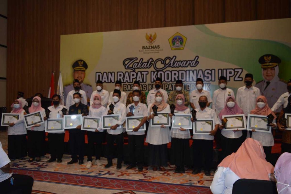 ZAKAT AWARD: Penyerahan penghargaan dalam acara Zakat Award dan Rapat Koordinasi Unit Pengumpul Zakat yang digelar BAZNAS Gresik di Graha Kartini Ballroom, Gresik, Rabu (24/11) - Baznas Kabupaten Gresik Gelar Zakat Award 2020 - Wujud Apresiasi Kepada UPZ