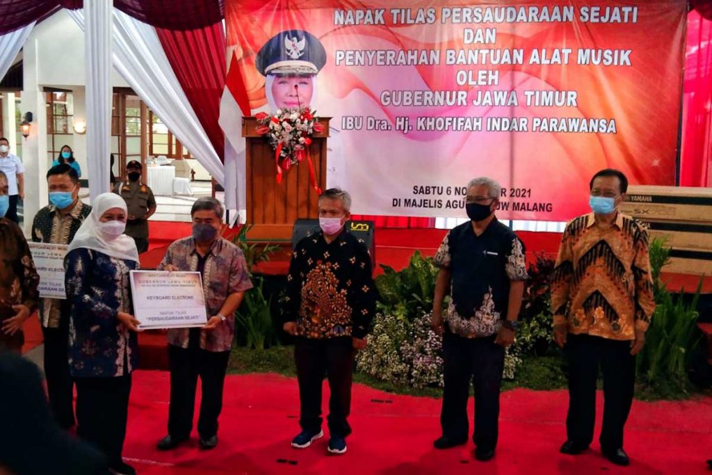 Penyerahan secara simbolis 22 alat musik ke GKJW. (jaz) - Gubernur Jatim Napak Tilas Persaudaraan Sejati dan Serahkan Bantuan