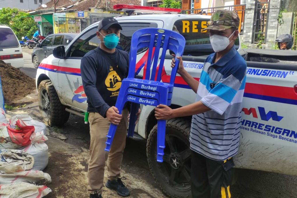 Penyerahan simbolis kursi dan material bangunan dari UMM kepada Ketua RW 6 Jodipan. (rhd) - UMM Berbagi Untuk Negeri Bantu Korban Banjir Jodipan