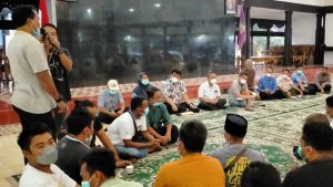 Perwakilan sopir truk mendatangi Pendopo Arya Wiraraja Pemkab Lumajang. Mereka melakukan dialog dengan bupati Lumajang, Cak Thoriq - Ratusan Supir Truk Pasir Luruk Pendopo Arya Wiraraja