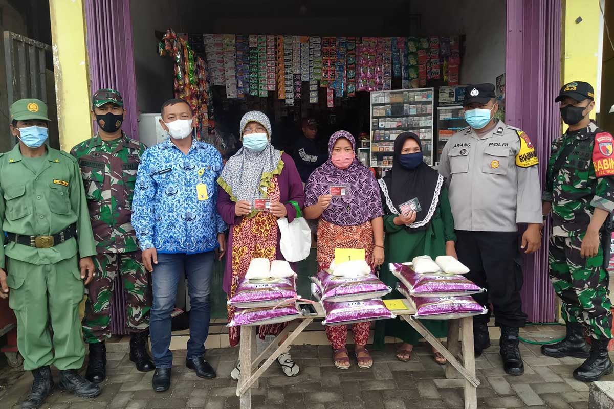 Perwakilan warga Bumiayu penerima bansos beras. (ist) - 88 Warga Bumiayu Terima Bansos Beras