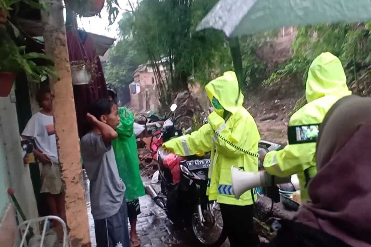 Petugas Satlantas Polresta Makota berikan pengarahan dan layanan jemput bola pengurusan dokumen korban banjir. (ist) - Polresta Makota Jemput Bola Pengurusan Dokumen Hilang Terdampak Banjir