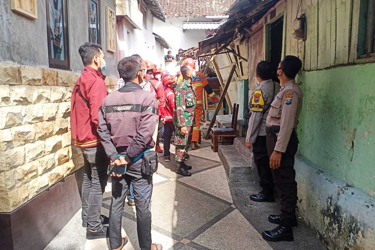 Petugas amankan lokasi rumah ambruk. (ist) - Rumah Ambruk di Kauman, Dua Penghuni ODGJ Selamat