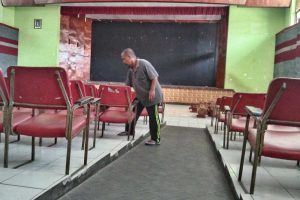 Petugas kebersihan sedang membersihkan kursi gedung. (jaz) - Miris, Wajah Bopeng Gedung Kesenian Gajayana