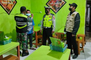 Petugas memberikan masker kepada warga yang kedapatan tak memakai masker. (ist) - Masifkan Razia, Pertahankan Penurunan Kasus Jelang Akhir Tahun