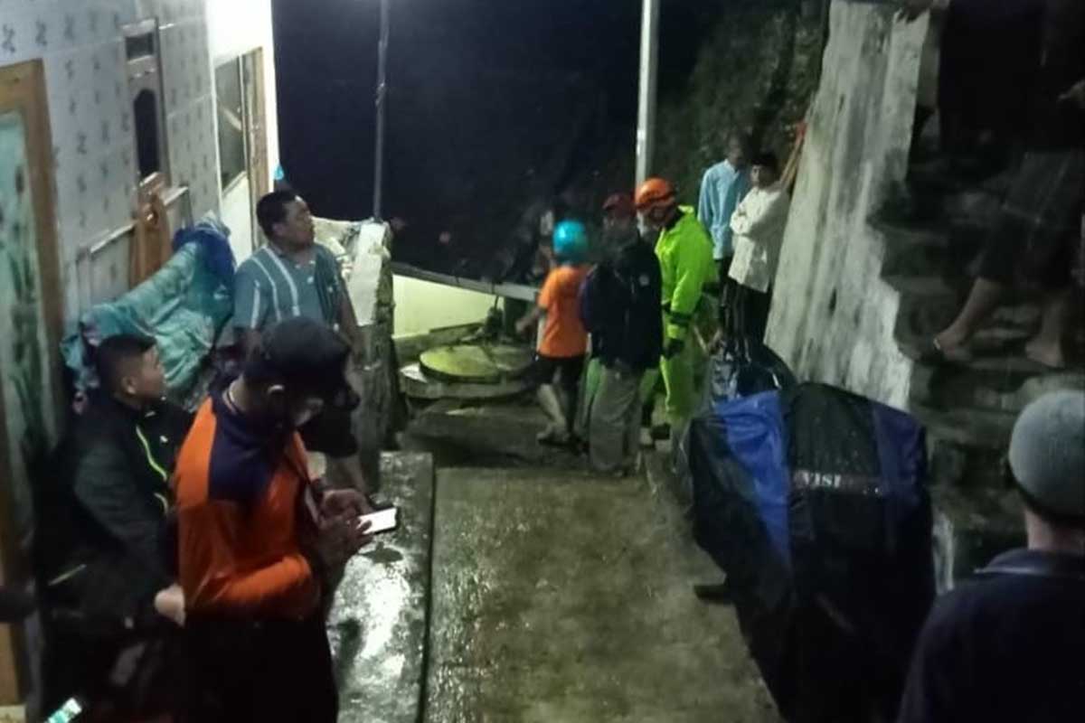 Petugas mengamankan lokasi dan mengevakuasi korban rumah ambruk. (ist) - Pondasi Tergerus Air, Dua Rumah Warga Muharto Ambruk