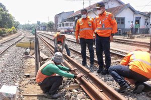 Petugas mengecek perlintasan kereta api, salah satunya di Stasiun Singosari. (ist) - Daop 8 Cek Belasan Titik Lintasan KAI Malang-Bangil Berpotensi Bencana