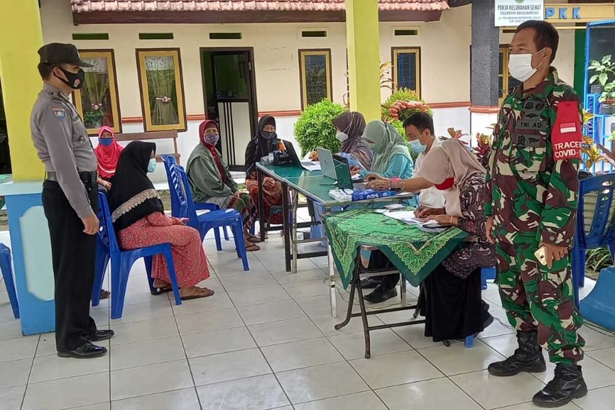 Prosesi antrian vaksinasi berjalan lancar dan taat prokes. (ist) - Kejar 100 Persen Herd Immunity, Ratusan Warga Vaksin di Sejumlah Puskesmas