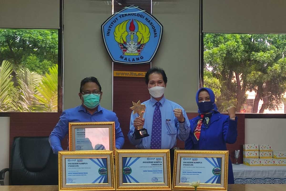 Rektor ITN menunjukkan penghargaan AKU 2021. (rhd) - ITN Malang Raih Anugerah Kampus Unggul Empat Kategori Sekaligus