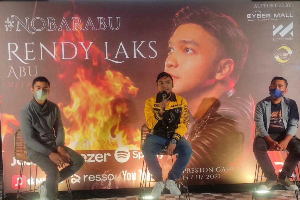 Rendy Laks, didampingi Music Director, Rachmat Dhani Yusuf dan Sutradara Musik Video, Febrian Sasano, SE. (rhd) - Pengalaman Pribadi, Rendy Laks Luncurkan Single 'Abu'