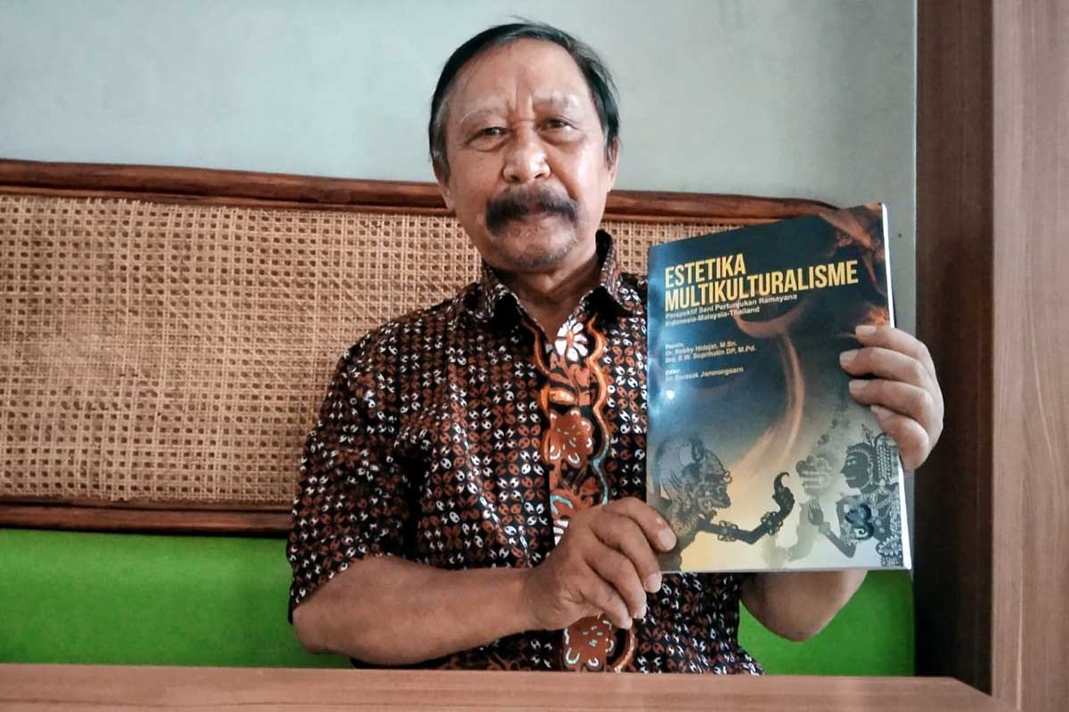 Robby Hidajat menunjukkan buku terbaru yang baru diterbitkannya. (jaz) - Lagi, Dosen UM Terbitkan Buku Multikulturalisme Ramayana Tiga Negara