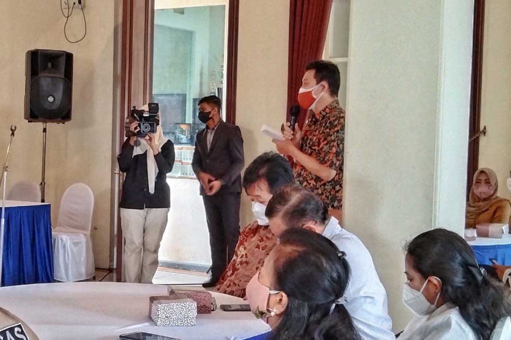 Salah satu audien mengusulkan adanya tambahan guru ASN bagi Agama Budha. (jaz) - Sambung Silahturahmi Umat Beragama, Pemkot Sambangi Yayasan Samanggi Viriya